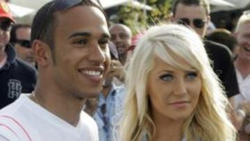 <b>EXULTANTE</b>. El piloto británico confirmó su condición de principal favorito al título en Albert Park. Fue el más rápido en la clasificación y luego posó orgulloso para la prensa con la chica de la foto.