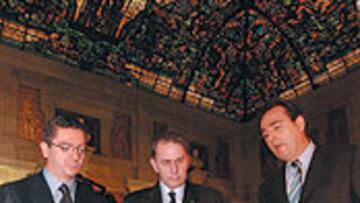 <b>VISITA</b>. Rogge (centro), en Madrid, junto a Ruiz Gallardón y Feliciano Mayoral.
