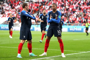 Francia 1-0 Perú | Kylian Mbappe y Griezmann celebran juntos el primer gol.