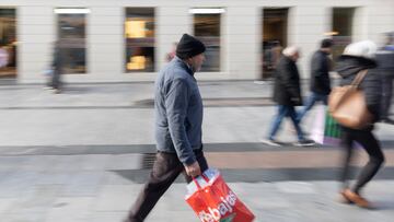 Varias personas con bolsas durante las rebajas de enero, a x de enero de 2025, en Madrid (España). Los consumidores invertirán 17 euros más que el año pasado en un período que comienza hoy oficialmente y donde la ropa y el calzado son las opciones preferidas seguidas de la electrónica. Según estudios, cada ciudadano se dejará una media de 181 euros en estas compras.
07 ENERO 2025
Eduardo Parra / Europa Press
07/01/2025