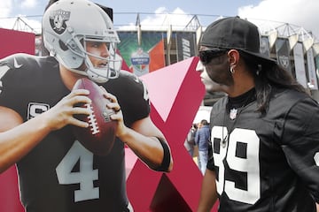 MEX30. CIUDAD DE MÉXICO (MÉXICO), 19/11/2017.- Aficionados mexicanos apoyan a los Raiders hoy, domingo 19 de noviembre de 2017, a las afueras del estadio Azteca, en Ciudad de México (México), antes del juego de temporada regular de la semana 11 de la NFL, entre los Raiders de Oakland y Patriotas de Nueva Inglaterra. EFE/Jorge Núñez