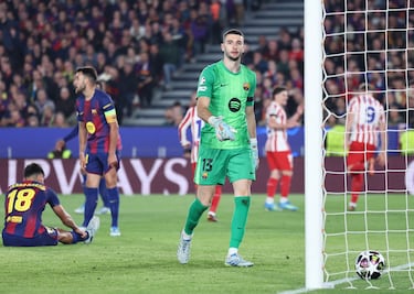 Matteo Ruggeri, desde la banda izquierda, centra al área pequeña y cerca del palo corto. Alexander Sorloth se anticipa a Gerard Martín y  toca de primeras con la derecha para superar a Joan García.