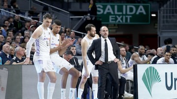 Chus Mateo, con Hezonja, Tavares y Sergio Rodríguez antes de un cambio.