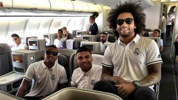 Varios jugadores del Madrid posan durante un vuelo. 