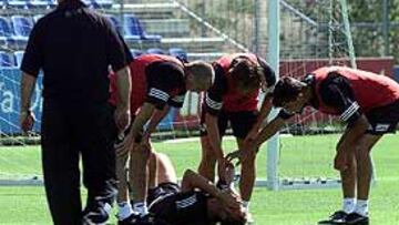 <b>PRIMER SUSTO</b>. Vuelta al trabajo y vuelta a los golpes. Guti ha protagonizado el primer "susto" de los entrenamientos aunque parece que no ha sido nada grave. Gajes del oficio.