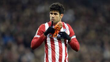 Diego Costa con la bota en la mano.