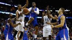 Chris Paul (3) se cuela entre Alexis Ajinca (42) yTyreke Evans.