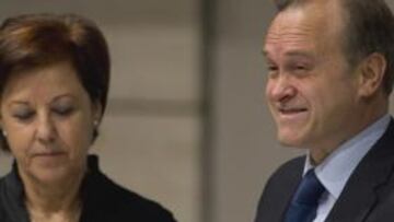 <b>POR POCO. </b>Pardeza, justo en el momento de entregar a la empleada de la FEF la bola de Osasuna.