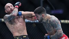 Alexander Volkanovski recibiendo un golpe de Ilia Topuria en el UFC 298.