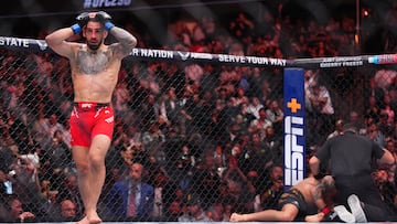 Ilia Topuria tras noquear a Alexander Volkanovski en el UFC 298.