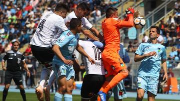 Futbol, O'Higgins vs Colo Colo.
Vigesimo Sexta fecha, campeonato 2018.
El jugador de O'Higgins Pinto disputa el balón contra Barrios de Colo Colo durante el partido de primera division en el estadio El Teniente en Rancagua, Chile.