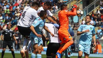 Futbol, O&#039;Higgins  vs Colo Colo. 
 Vigesimo Sexta fecha, campeonato 2018.
 
 El jugador de O&#039;Higgins Pinto disputa el bal&oacute;n contra Barrios de Colo Colo durante el partido de primera division en el estadio El Teniente en Rancagua, Chile.
 