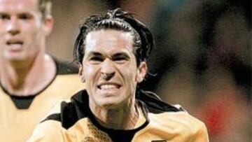 <b>GOLEADOR. </b>Luis García celebra uno de sus goles al Leverkusen en el BayArena.