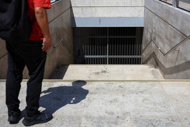Una vista muestra una estación de metro cerrada tras un corte de energía, en Lisboa, Portugal.