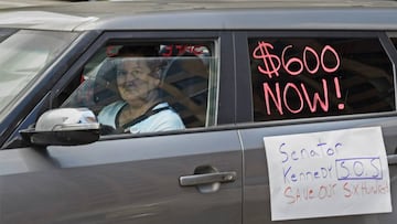 Automovilistas participan en una protesta de caravanas frente a la oficina del senador John Kennedy en el Edificio Federal Hale Boggs pidiendo la extensi&oacute;n de los $ 600 en beneficios de desempleo a personas sin trabajo debido al coronavirus en Nueva Orleans, Luisiana, el mi&eacute;rcoles 22 de julio de 2020