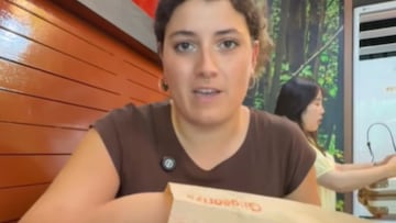 Va a un local de Corea del Sur y se compra algo que parece un bocadillo: por dentro, sorpresa