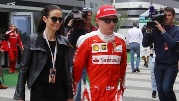 Minttu Virtanen junto a Kimi Raikkonen.