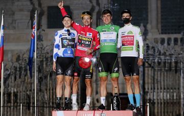 El podio con los cuatro maillots de La Vuelta; Michael Storer ganador de la montaña, Primoz Roglic ganador de la general, Fabio Jakobsen ganador de los puntos y Gino Mäder, mejor joven.