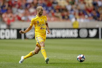 Pizarro aporta mucho en el medio campo de Tigres y es un titular indiscutible de Ricardo Ferretti. El argentino tuvo una efímera etapa con el Sevilla y meses después decidió regresar con los felinos.