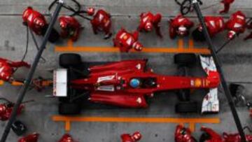 <b>COREOGRAFÍA AL SPRINT. </b>Los mecánicos de Ferrari también han mejorado en la presente temporada, en la que Fernando Alonso es líder del Mundial.