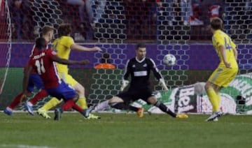 Jackson Martínez se quita la presión de varios partidos sin anotar. El estadio Vicente Calderón le demuestra cariño.