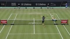 El acrobático punto que dejó Jarry en su victoria sobre Tsitsipas