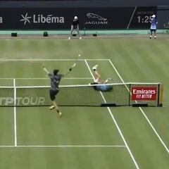 El acrobático punto que dejó Jarry en su victoria sobre Tsitsipas