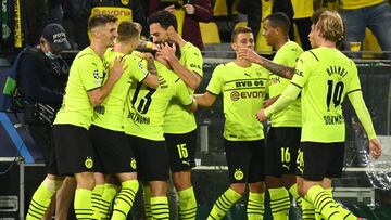 Dortmund&#039;s Dutch forward Donyell Malen (C, Hidden) celebrates scoring his team&#039;s first goal with his team mates during the UEFA Champions League Group C football match between BVB Borussia Dortmund and Sporting CP in Dortmund, western Germany, o