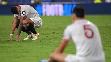 Lamela y Ocampos se lamentan tras la derrota ante el Arsenal.