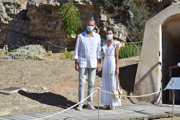 Felipe VI de España y Letizia Ortiz Rocasolano visitan el Museo Monográfico y la Necrópolis de “Puig des Molins” el 17 de agosto de 2020 en Ibiza.