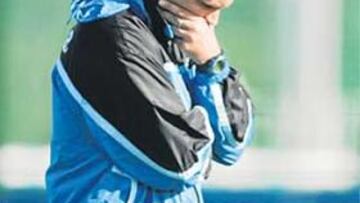 <b>PENSATIVO. </b>Caparrós busca soluciones a la falta de delanteros de la plantilla.