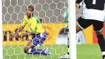 <b>SE ESTRENÓ CON UN GOL. </b>Robinho jugó por primera vez en Europa, logró el segundo gol de Brasil y fue elegido el mejor jugador del partido.