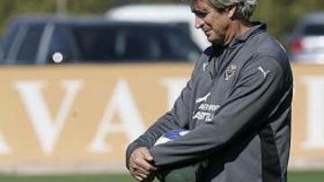 Manuel Pellegrini, entrenador chileno del Villarreal, reconoció que tiene una cláusula de rescisión de su contrato, aunque aseguró que nunca la ejecutaría para marcharse, ya que apuntó que siempre cumple sus contratos.