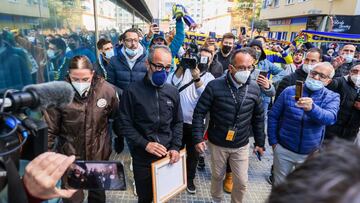 Los aficionados del Cádiz CF despiden a Álvaro Cervera, ex entrenador del club.