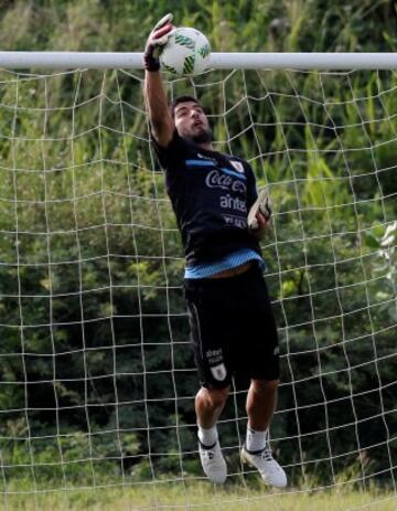 Antes de enfrentar a Colombia, Luis Suárez va al arco uruguayo