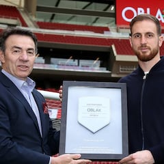 De leyenda a mito: Abel felicitó a Oblak por su partido 200