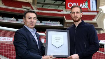 Abel le entregó a Oblak una placa conmemorativa de sus 200 partidos con el Atlético.