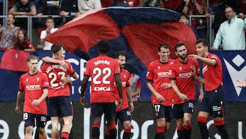 PAMPLONA, 21/09/2024.- Los jugadores de Osasuna celebran el gol de Aimar Oroz contra Las Palmas, durante el partido de la jornada 6 de LaLiga en el estadio El Sadar este sábado.-EFE/ Jesús Diges