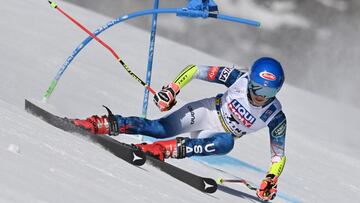 La estadounidense Mikaela Shiffrin compite durante la primera manga del gigante de los Mundiales de Esquí Alpino de Cortina d'Ampezzo.