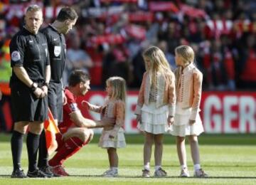 Steven Gerrard deja el Liverpool tras 17 años defendiendo la misma camiseta. Anfield se vistió de gala para hacer inolvidable su despedida.