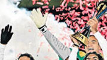 <b>SU MAYOR ÉXITO. </b>Eller, con guante negro, celebra el Mundialito.