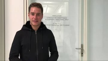 Stoffel Vandoorne en la puerta del simulador de McLaren en Woking.