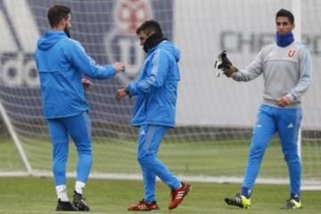 El entrenador de  de Universidad de Chile Angel Hoyos es fotografiado junto al portero Fernando de Paul y Nelson Espinoza  durante el entrenamiento  en las canchas del CDA en Santiago, Chile.