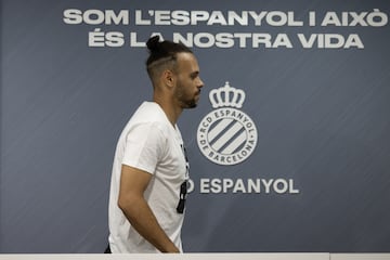 Martin Braithwaite, ante el 'claim' del Espanyol.