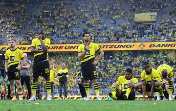 El empate ante el Mainz, unido a la victoria del Bayern en Colonia, dejó al Dortmund sin título ante su afición pese a que dependían de sí mismos.  Los jugadores, desolados al final del encuentro.