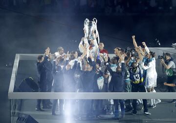 La fiesta continuó en el Bernabéu.