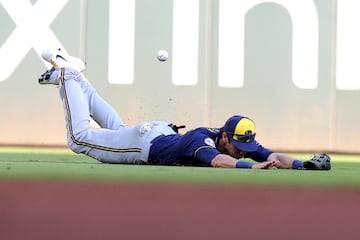 Christian Yelich, de los Milwaukee Brewers, no pudo atrapar la bola pese a su estirada durante la segunda entrada contra los Atlanta Braves, en partido de la liga estadounidense de béisbol. Su equipo encajó finalmente la derrota. La cara de Yeliche muestra su desolación.