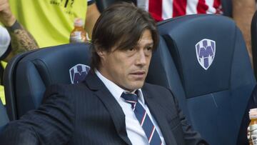 El Director Técnico del Guadalajara salió expulsado durante el juego y aun así se presentó a conferencia de prensa.