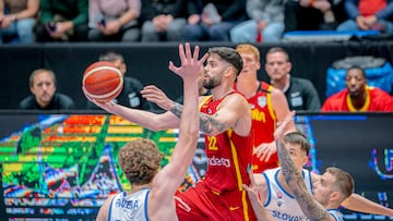 Santi Yusta, alero de la Selección, anota una canasta ante Eslovaquia.