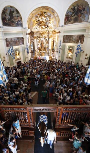 En Siena, desde el siglo XVII, se celebra esta carrera de caballos a pelo con la intención de ganar el Palio, una bandera de seda que representa la Virgen con el Niño.